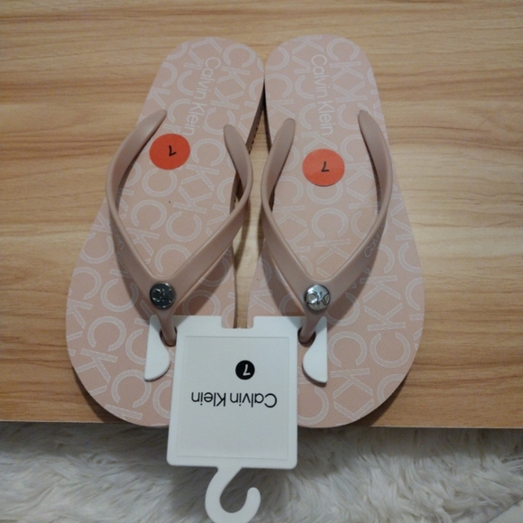 Calvin Klein Light Pink Sarmina Thong Sandals Women's Size 7 🆕 - Picture 1 of 5